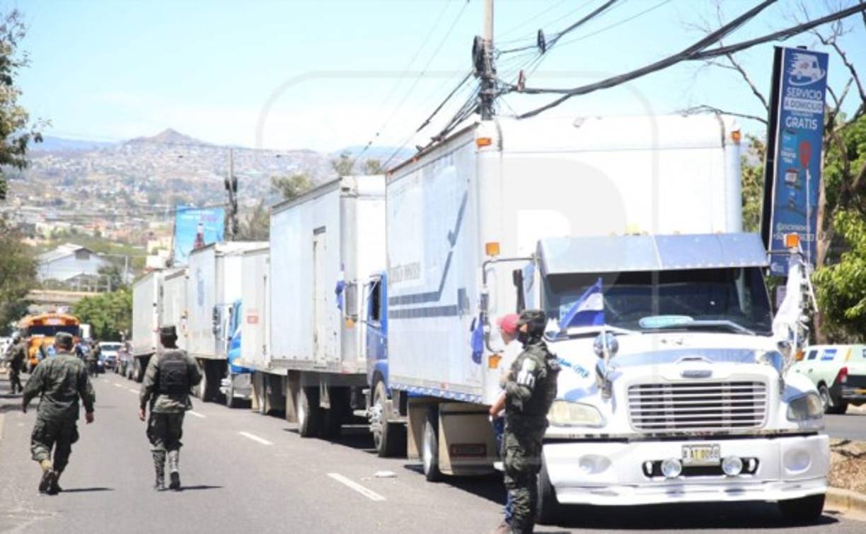 Camiones trasladando las maletas electorales hasta las bodegas del Infop en Tegucigalpa.