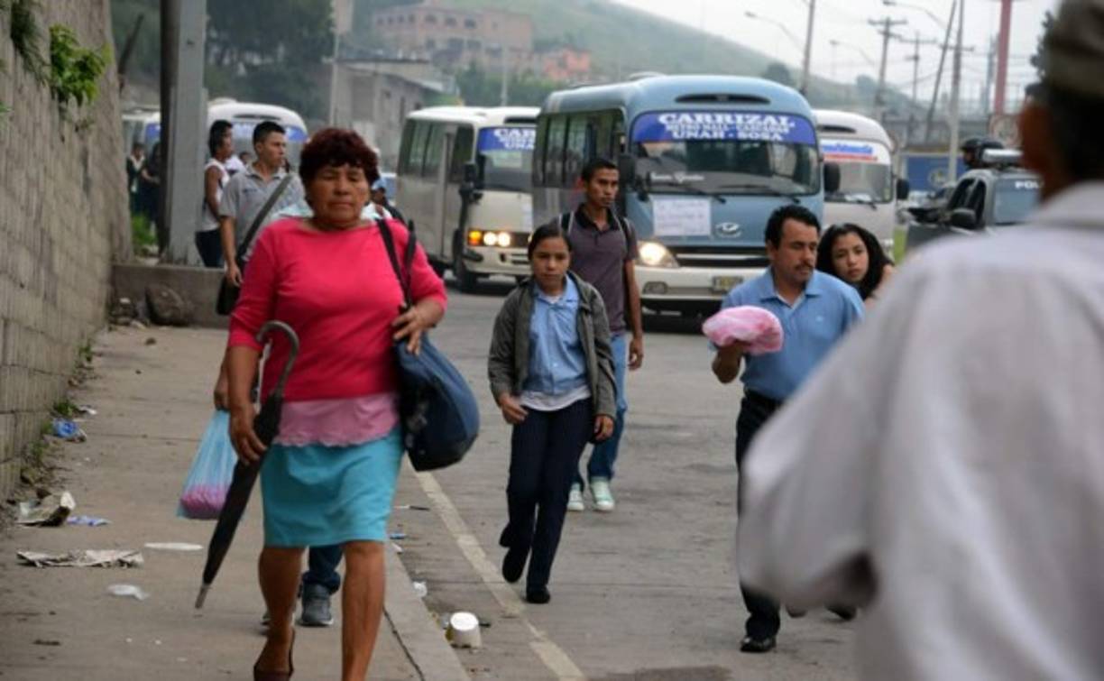 Los capitalinos tuvieron que caminar hasta sus respectivos trabajos.