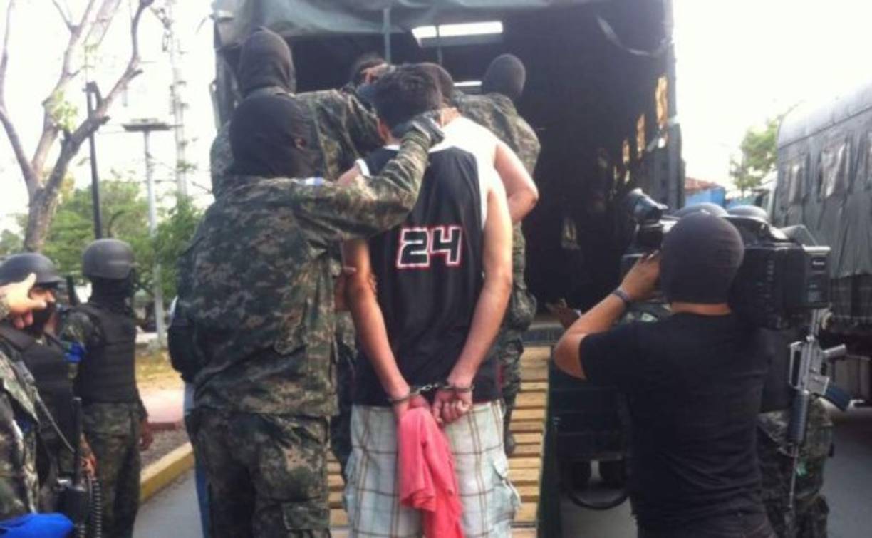 En una sorpresiva operación denominada 'Arpía2', unos 378 reclusos del Centro Penal de San Pedro Sula fueron trasladados este martes a la cárcel de máxima seguridad en Ilama, Santa Bárbara, en el occidente de Honduras.