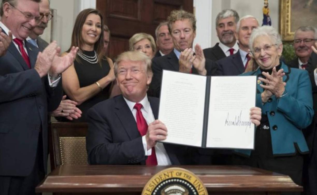 El presidente de USA, Donald Trump, firmó hoy una orden ejecutiva para relajar algunos de los requisitos de Obamacare y empezar por su cuenta el desmantelamiento de esa ley de salud promulgada por su predecesor, Barack Obama, tras sucesivos fracasos republicanos para aprobar una nueva reforma en el Congreso. 'Estamos empezando ese proceso' de deshacer Obamacare 'y lo estamos comenzando de una manera muy positiva', declaró Trump en un acto en la Casa Blanca antes de firmar la orden.