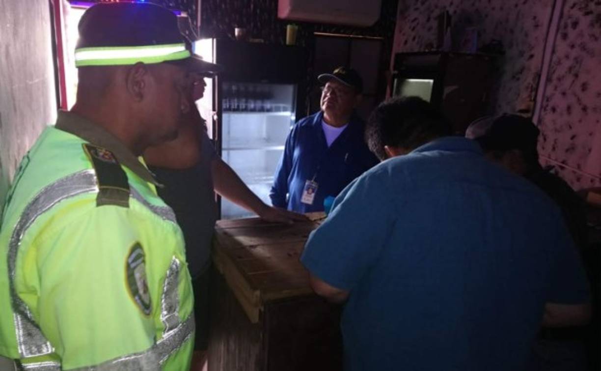 La Policía Municipal de San Pedro Sula llegó a inspeccionar el negocio que supuestamente funcionaba de forma clandestina.