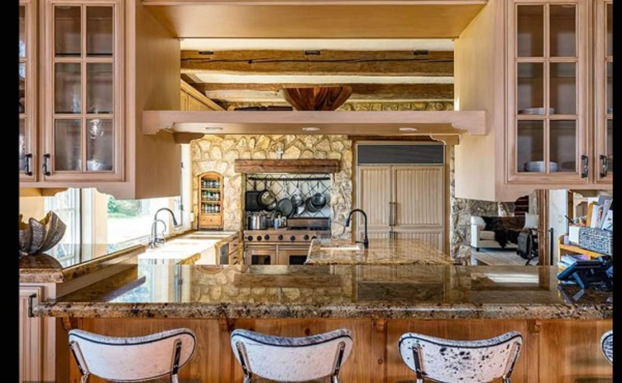 Antes de finalizar marzo, cuando se haría oficial su renuncia, los Sussex se apresurarón a mudarse a Los Ángeles, la ciudad natal de Meghan y donde vive su madre Doria Ragland. <br/><br/>