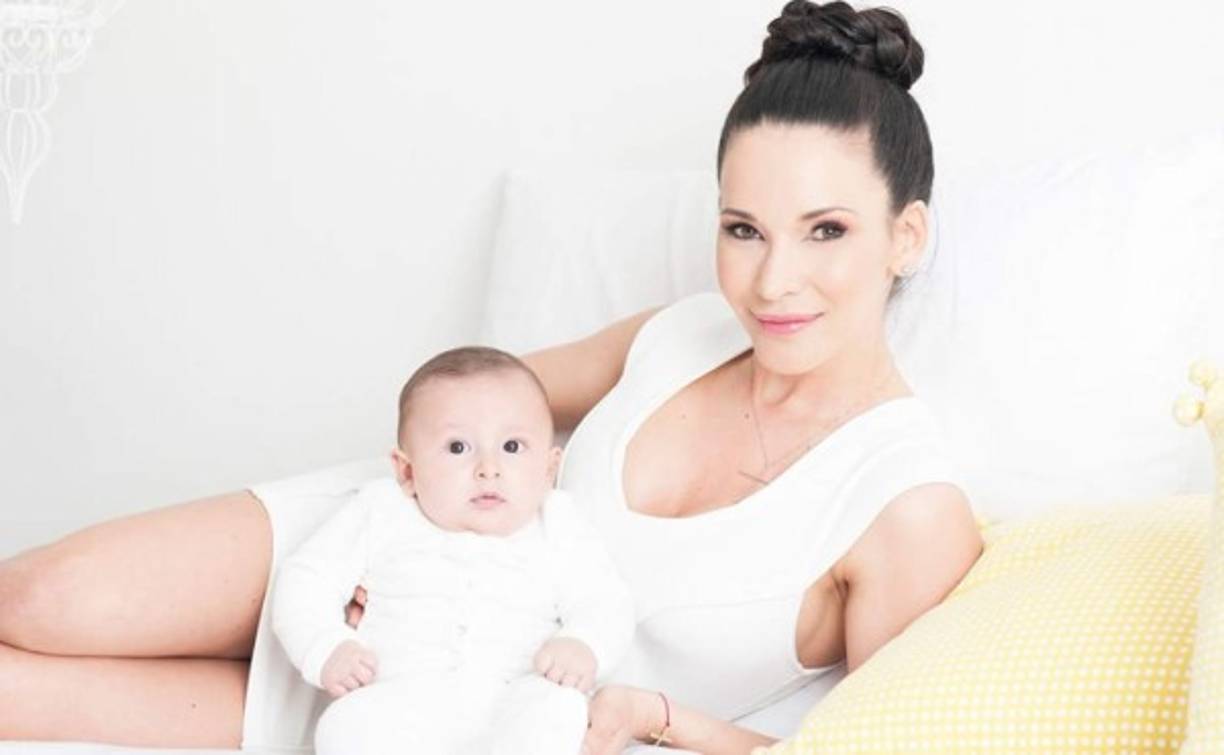 Adriana Campos junto a su hijo.