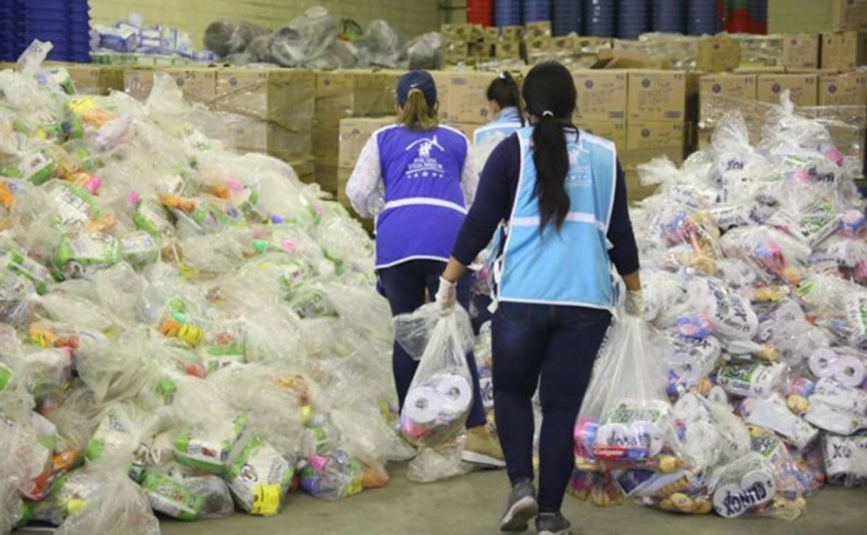 Migrants wait before starting walking in a caravan in San Pedro Sula, Honduras on March 30, 2021, heading to Corinto, in the border with Guatemala, on their way to the US. - At least 300 Honduran migrants started a caravan heading to the US in San Pedro Sula Tuesday early morning. (Photo by Wendell ESCOTO / AFP)
