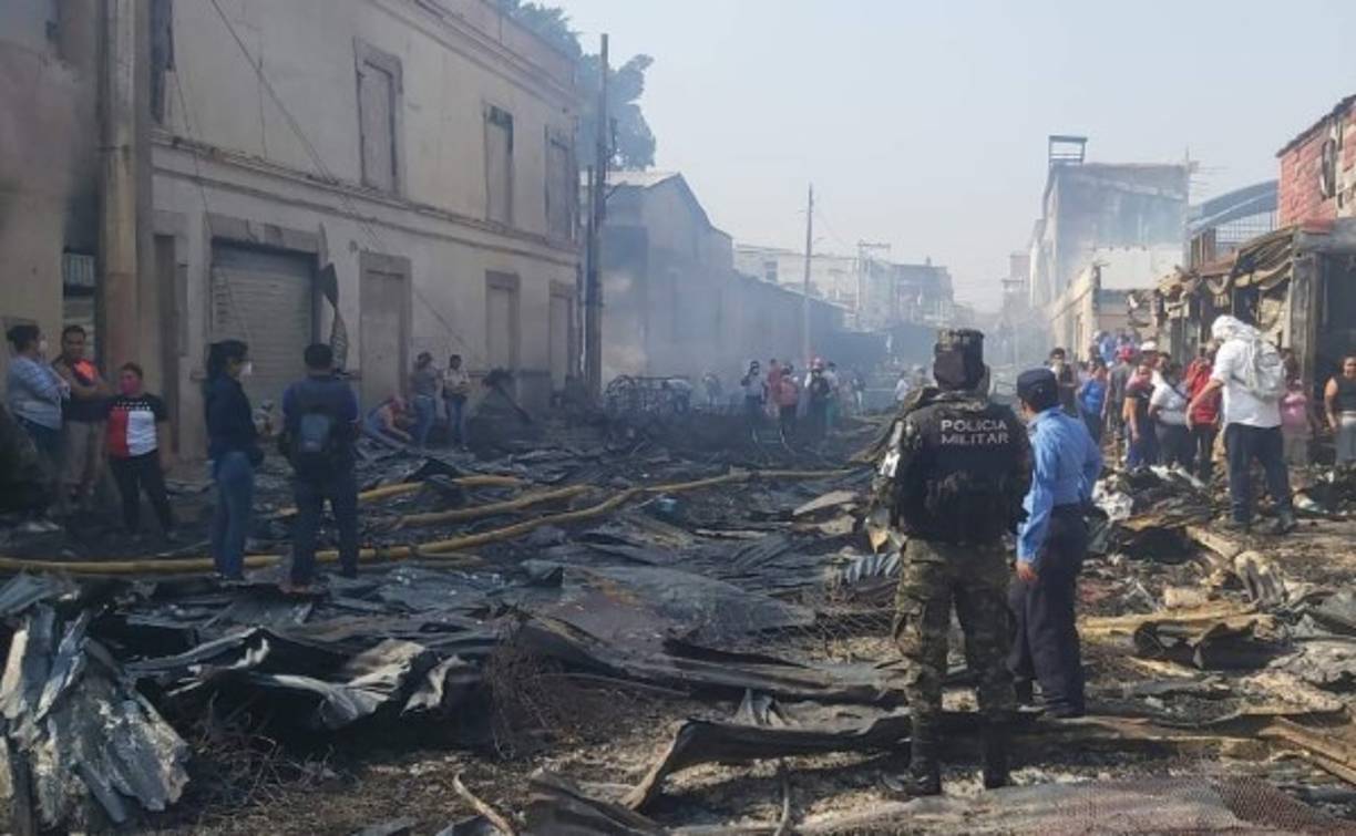 Elementos del Cuerpo de Bomberos llegaron al lugar para mitigar el incendio pero se encontraron con varias complicaciones como la falta de agua que retrasó la operación.