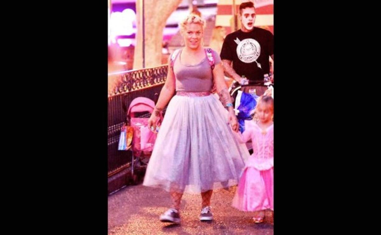 Pink que decidió que era buena idea vestirse de 'princesa' como su pequeña hija.