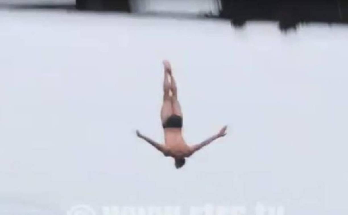 Andrej Bauc, un deportista profesional esloveno, perdió la vida tras realizar un salto desde un puente, como parte de una competición de la ciudad de Zvornik (Bosnia y Herzegovina). El hombre de 34 años, realizó un salto desde un puente de 20 metros de altura, cuando al caer en el agua e intentar nadar, inmediatamente se hunde sin salir a flote nuevamente. Personal de seguridad se acercó al lugar rápidamente a la zona donde cayó Bauc, pero las turbias aguas impidieron un rápido rescate. De acuerdo con el alcalde de Zvornik Zoran Stevanovic, Bauc fue 'un atleta y paracaidista profesional que había realizado miles de saltos'. Tras el deceso, las autoridades suspendieron la competición.