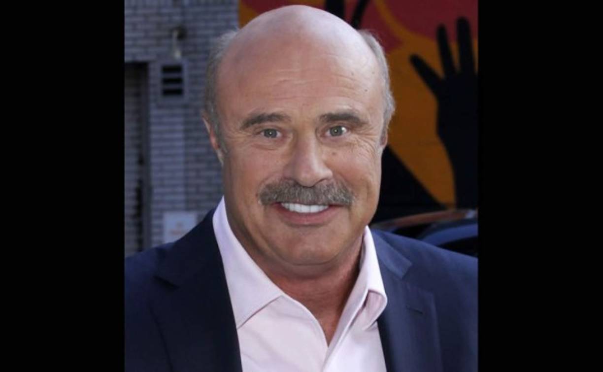 El nombre de Phil McGraw aparece al centro de la lista con 77 millones de dólares que le dan la quinta posición.
