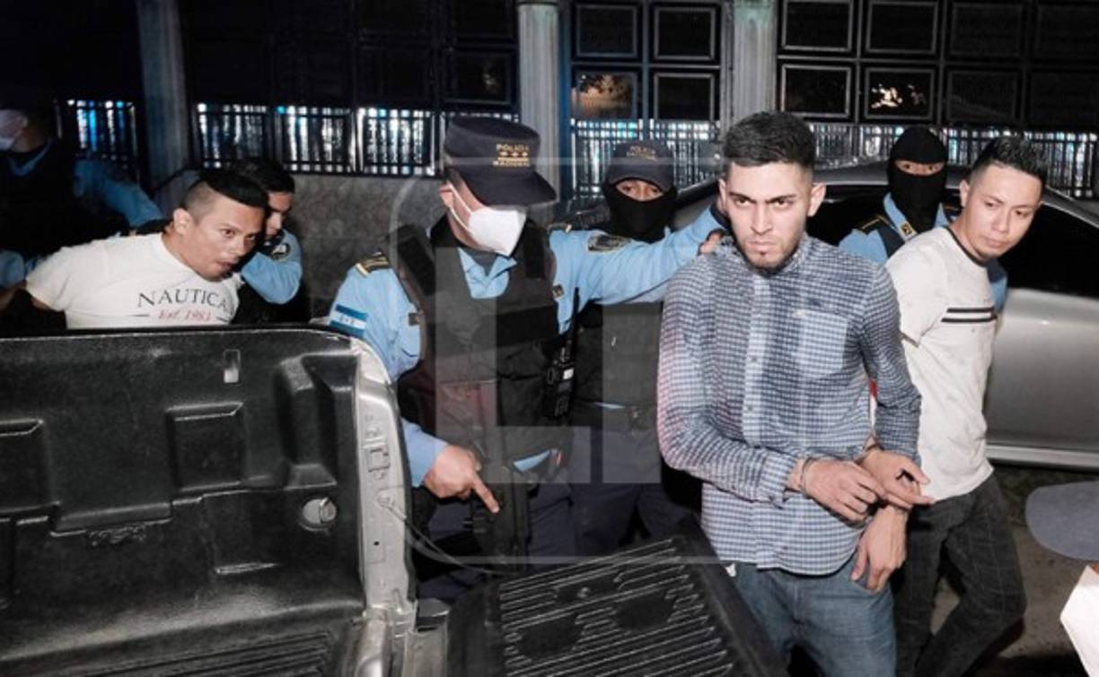 Una cuarta persona se había escondido en el local y, posteriormente, trató de huir, pero fue alcanzada en una calle adyacente por los victimarios, acto seguido, le dieron muerte.