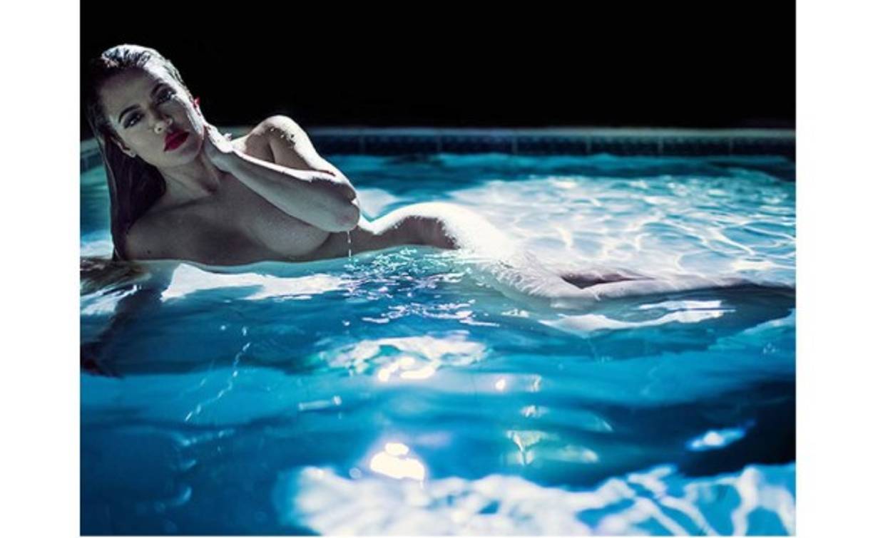 La famosa estrella parece estar a gusto presumiendo su escultural cuerpo pues hace unos días ya habían circulado otras fotos donde aparecía desnuda.