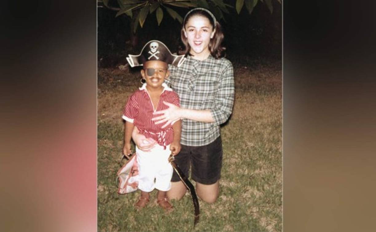 Desde pequeño fue muy amado por su madre, aquí vestido de pirata. Luego de que su madre se casa por segunda vez y viajara a Indonesia, su abuela quedó consintiéndolo siempre.