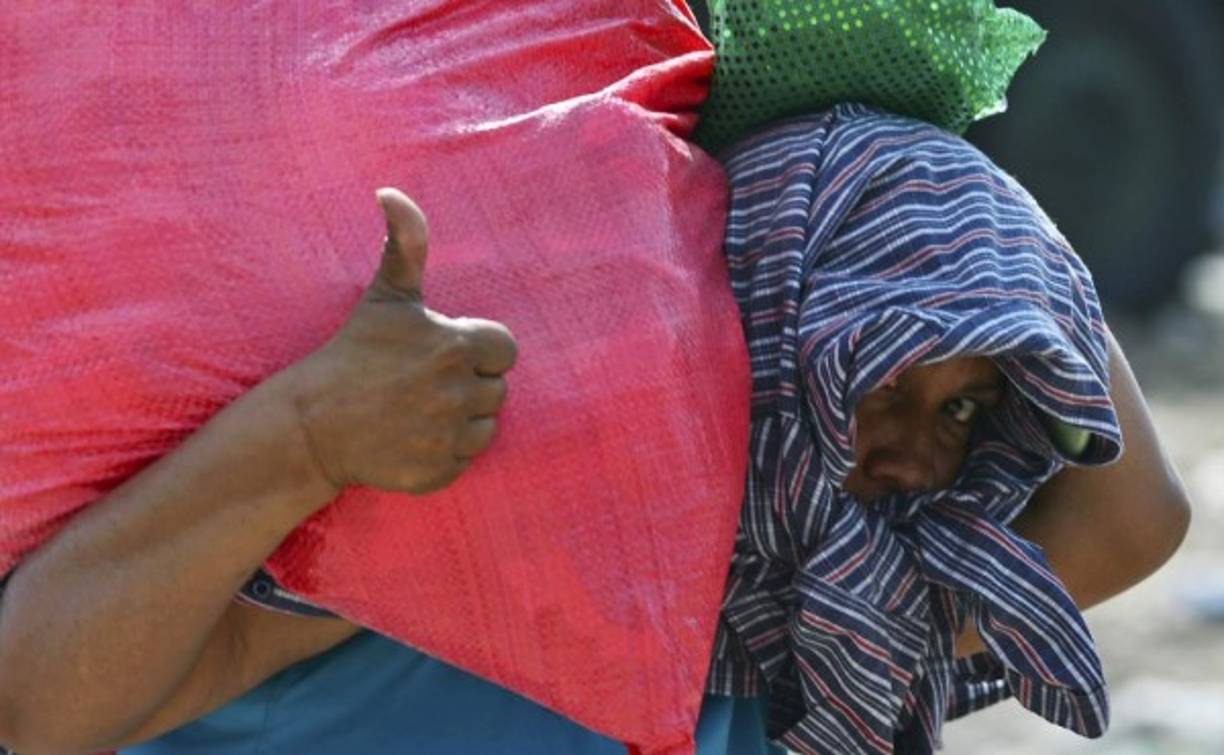 'Aquí uno trabaja todos los días, porque si no trabajas, no comes', dijo a periodistas una mujer que asegura que desde hace 10 años trabaja en el botadero, una faena informal en la que se expone a varios peligros.