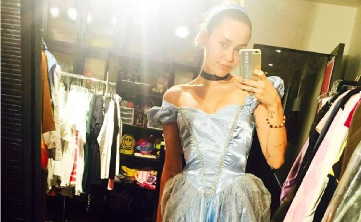 Miley Cyrus se disfraza de princesa Disney por Halloween.
