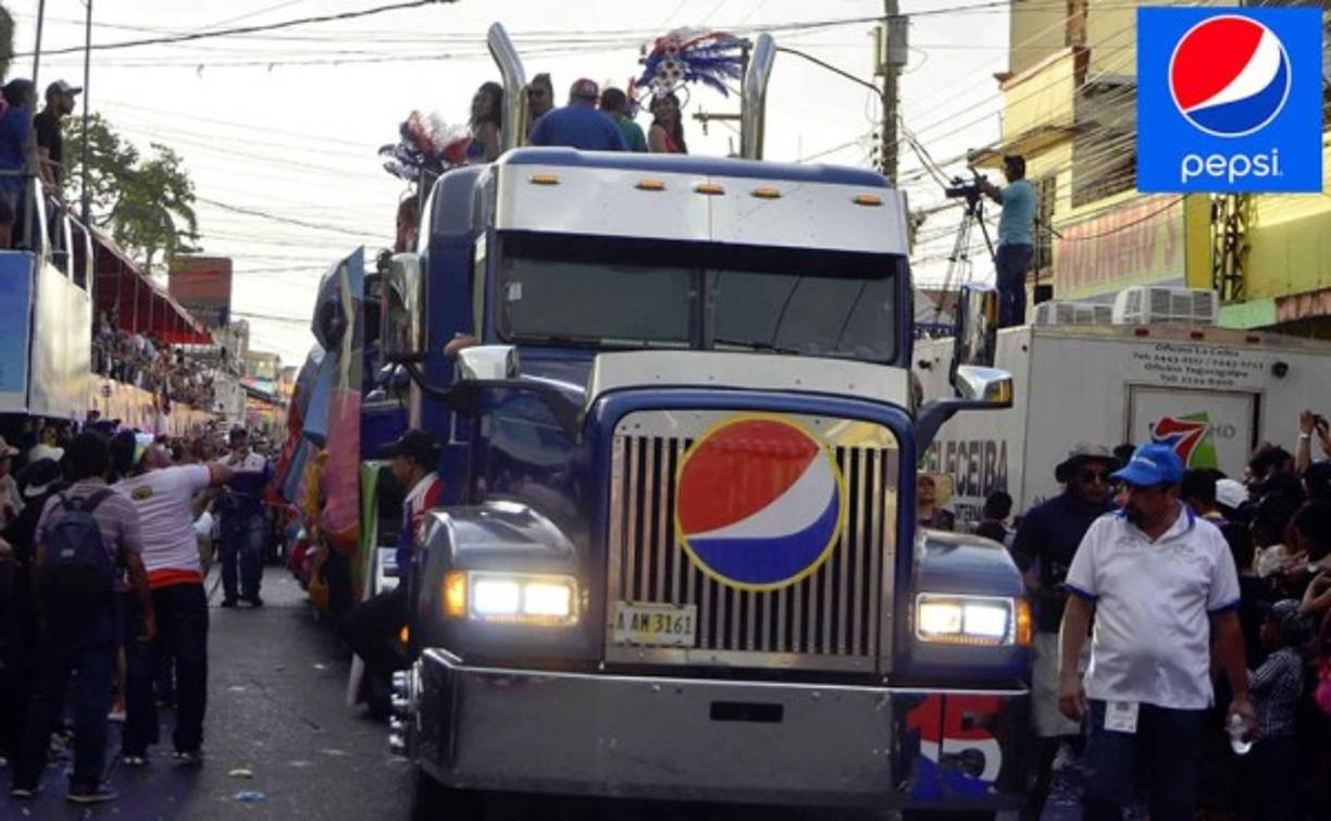 La carroza de la PEPSI no podía faltar en el desfile realizado en la avenida San Isidro.