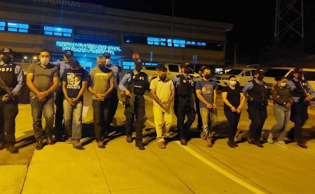 Los familiares de las victimas recibieron comunicaciones en donde los secuestradores exigieron la cantidad de 10 millones de lempiras a cambio de su liberación.