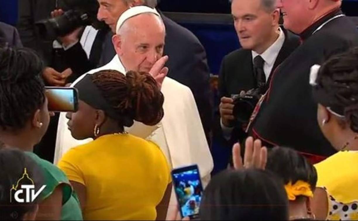 as garífunas hondureñas cuando el vicario de Cristo les pidió que alguien cantara. Ellas lo hicieron sin pensarlo dos veces.
