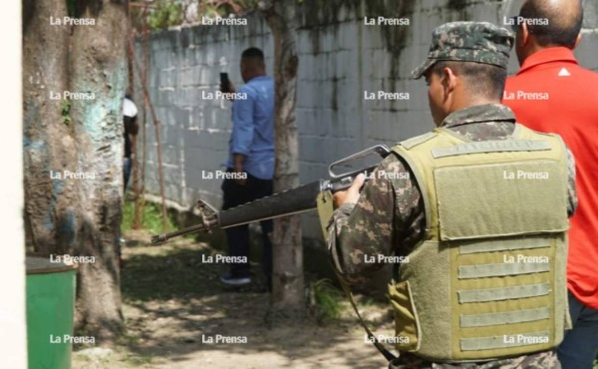Autoridades policiales y militares hasta ingresaron a una escuela, en donde supuestamente se escondieron los asaltantes.