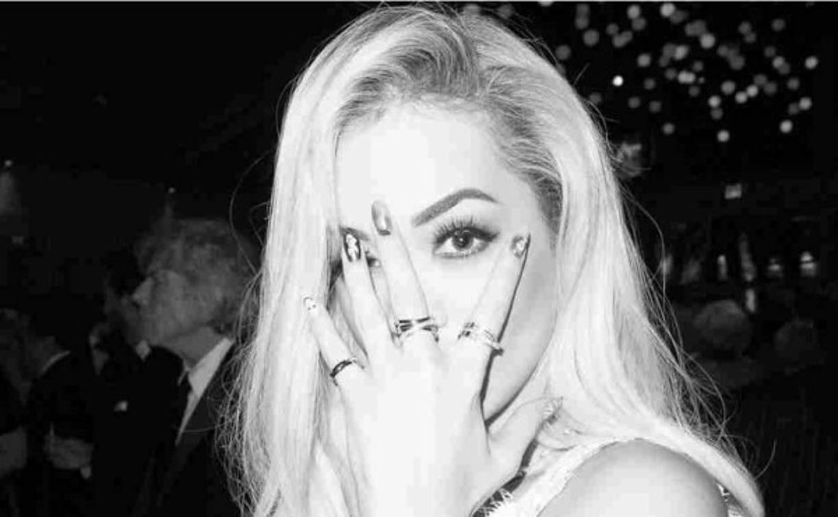 Estas web dicen que las cantantes de éxito que son esclavas sexuales de esta sociedad, captadas a través de la MTV y Disney (dos de sus empresas insignia en el 'showbiz') no harían otra cosa que reproducir sus mensajes.