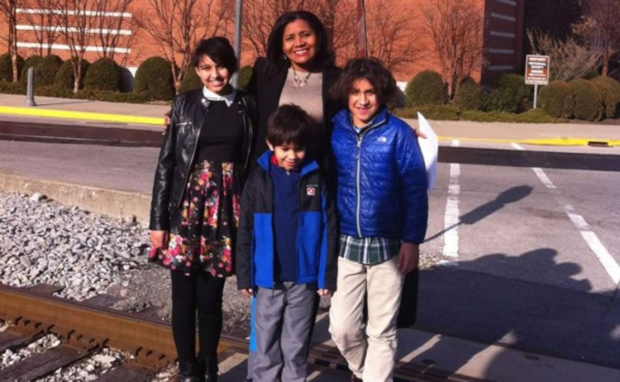 La hondureña Soreyda Benedit Begley junto a sus hijos Bella (13), William (12) y Aaron de 8 años.