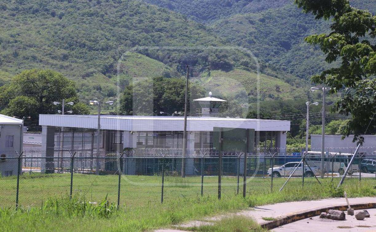 Desde un inicio, la medida gubernamental de construirla y que entrara en operaciones fue avalada por algunos sectores y criticada por otros. En su momento, el entonces Gobierno del expresidente Juan Orlando Hernández (2014-2022) y el Poder Judicial coincidieron que los reos peligrosos y con mucho dinero eran la autoridad real en el interior de las cárceles, donde durante mucho tiempo la única ley que imperaba era la de ellos, por lo que era necesario someterlos a un sistema de prisiones rígido.