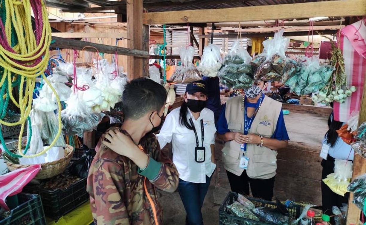 En mercados de Intibucá se previene que niñez se encuentre en vulneración de derechos.