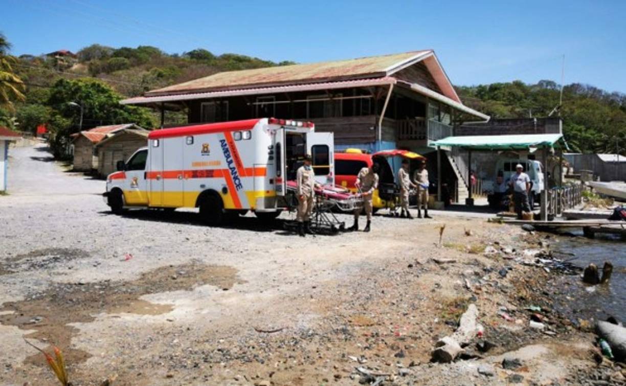 Bomberos brindaron atención prehospitalaria y posteriormente los trasladaron al hospital público de Roatán.