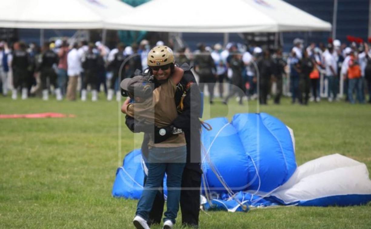 Los paracaidistas descendieron desde hasta 6,000 pies de altura.