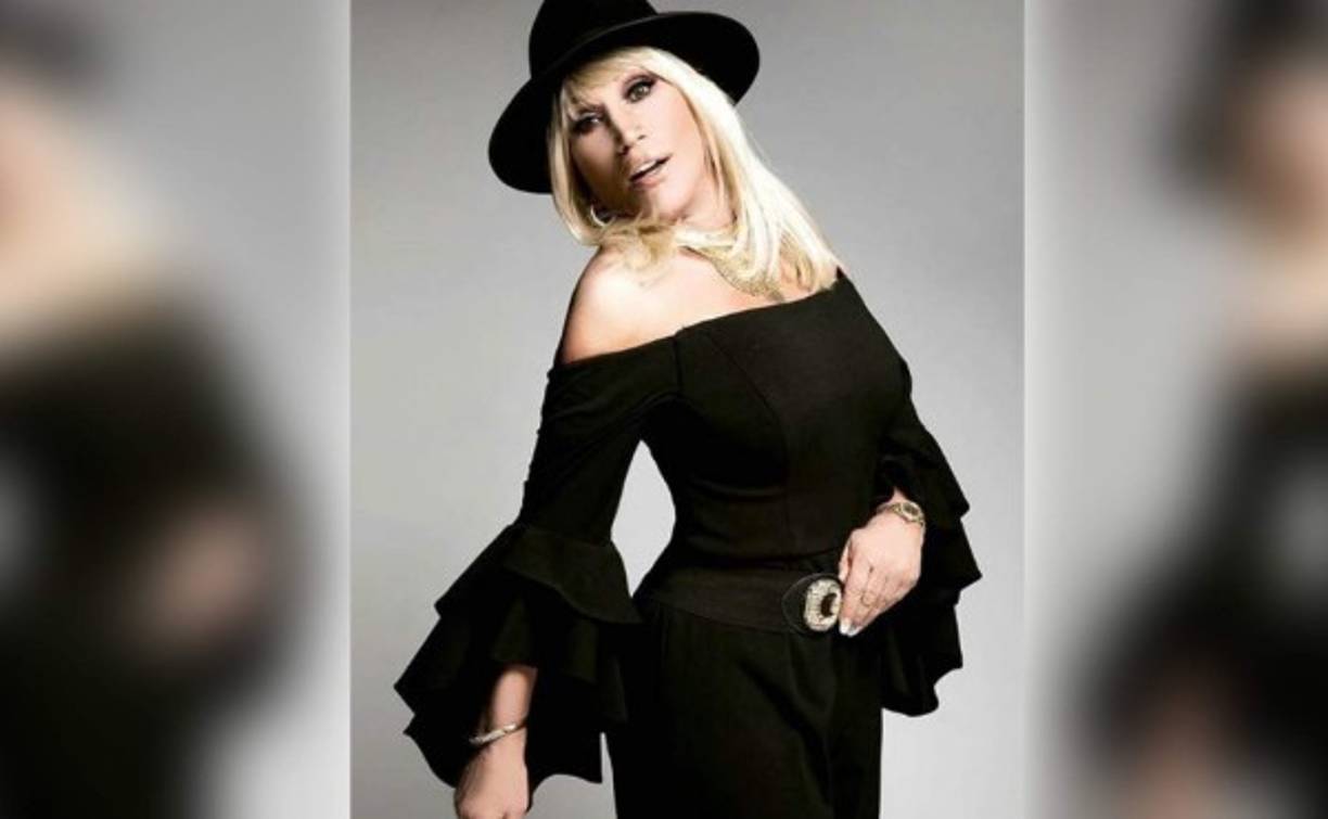 Laura León, 'La Tesorito', ha dado un sello único en el medio artístico latinoamericano por sus dramáticas canciones y exuberantes atuendos.