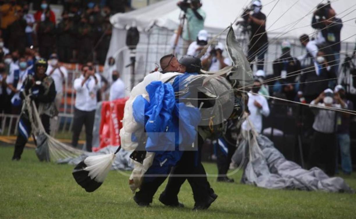 De los 30 paracaidistas elegidos, uno de ellos cayó afuera del estadio Nacional, pero sin consecuencias que lamentar.