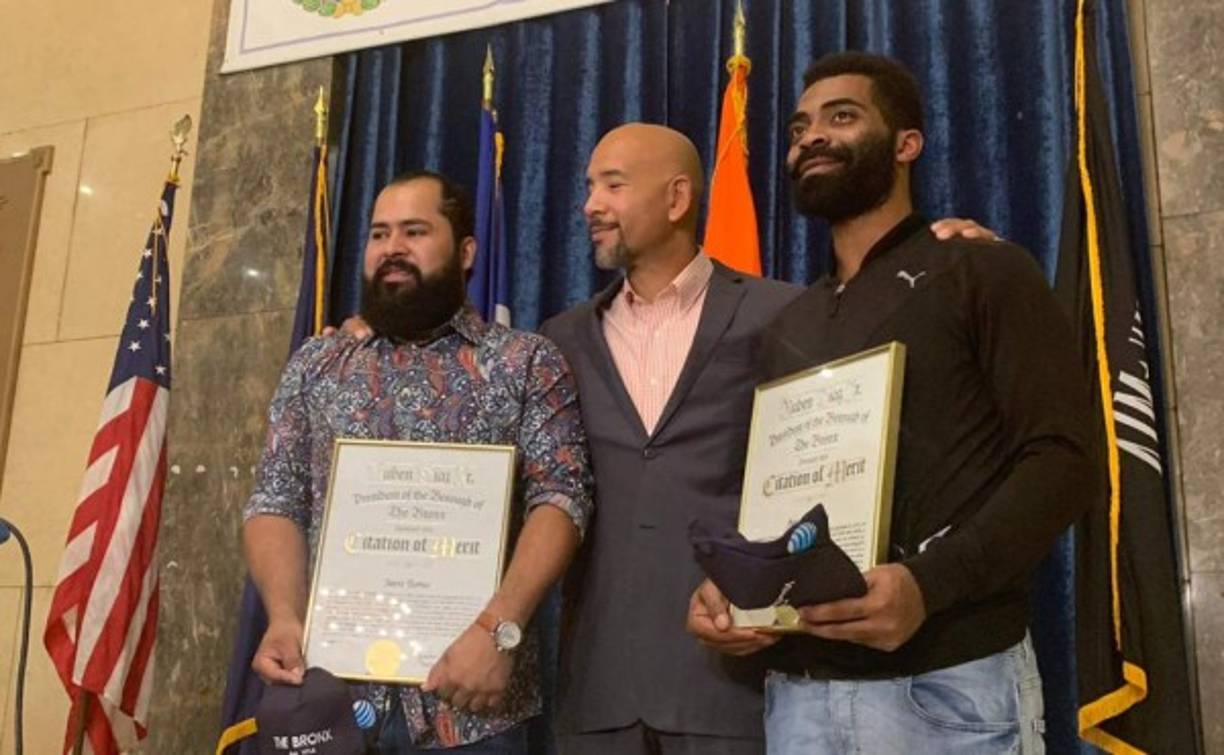 Esta semana fue condecorado por el presidente del Condado de El Bronx Ruben Díaz junto a otro muchacho que lo ayudó.