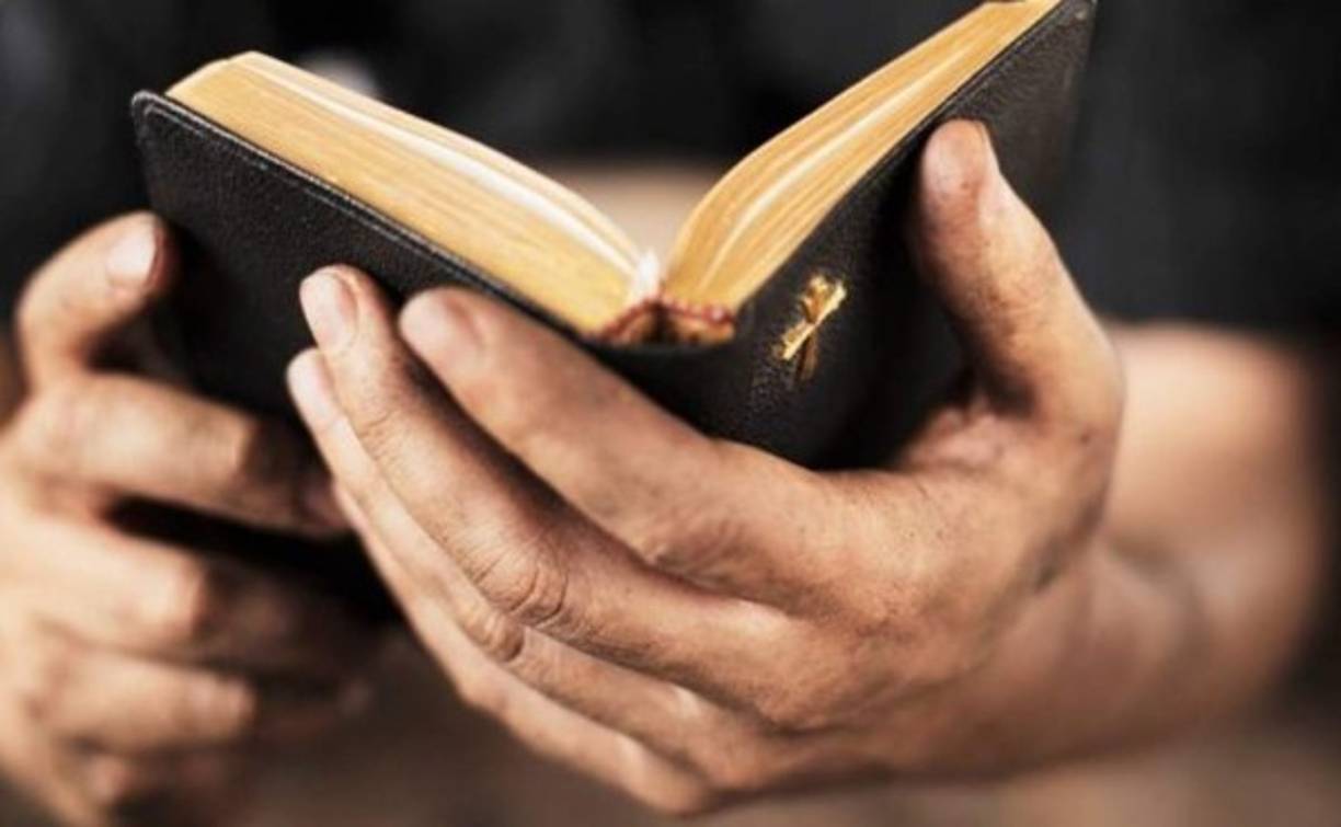 La Biblia más pequeña del mundo cabe en la punta de un bolígrafo. Científicos grabaron el Antiguo Testamento en un disco de Silocona y lo llaman 'La Nano Biblia'.
