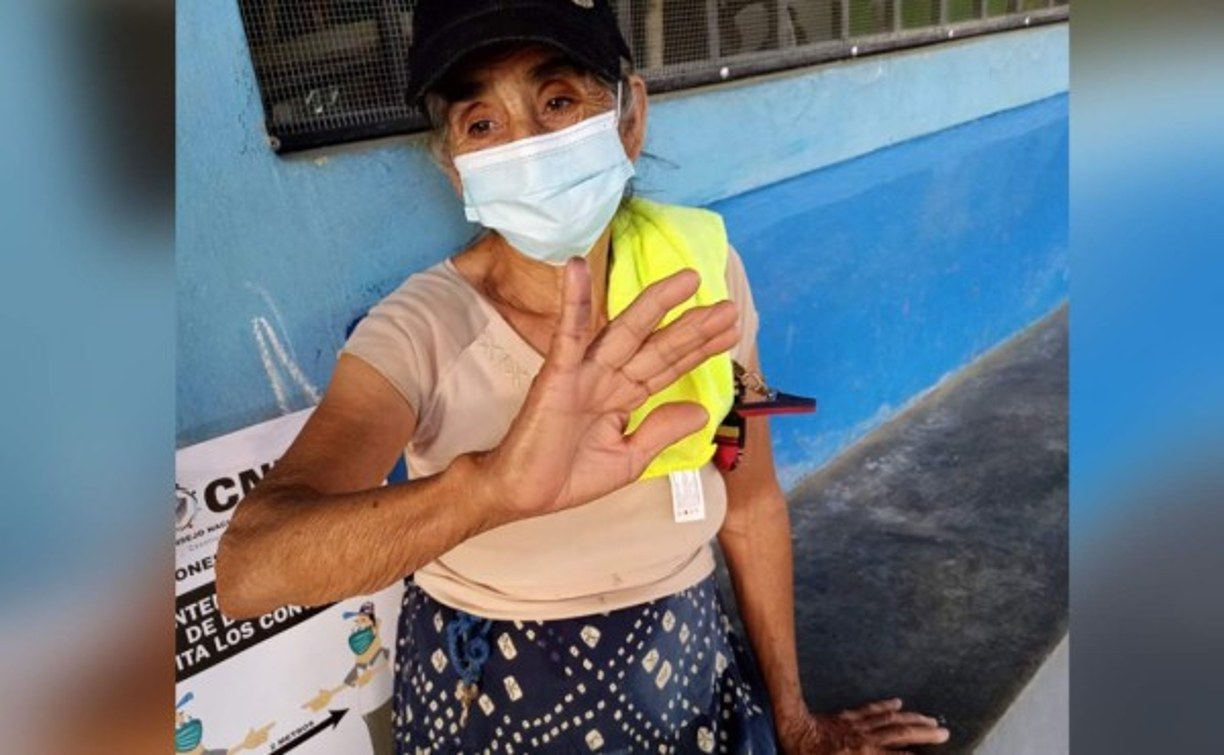 María Teresa Molina de 77 años de edad ejerció el voto en la Ceb José Cecilio del Valle Bajos de Choloma. 'Es importante para la democracia, me acompaña mi nieta Yensi Inestroza. Debemos pensar en una mejor Honduras' dijo