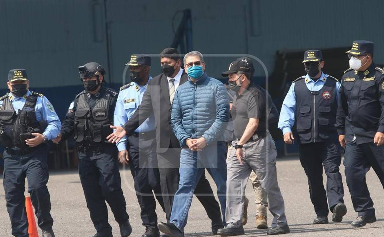 El expresidente enfrenta cargos asociados al narcotráfico y uso de armas. 