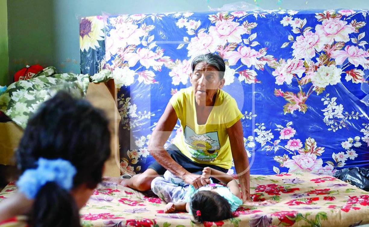 La mujer recordó lo triste que fue salir de su casa, “mandé a mi familia adelante porque me sentía segura en casa; pero me dijeron que se rompió el bordo de Amapa y salí corriendo a la carretera”. Alejandra Martínez, quien tiene su casa en la colonia Policarpo García, que colinda con el puente La Democracia, externó que “si la cosa se pone fea vamos a tener que salir”.