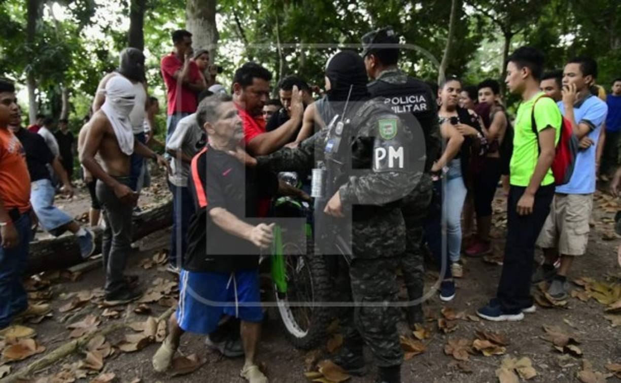 Pero las cosas se salieron un poco de orden cuando vecinos y familiares de los detenidos se opusieron a la captura de los supuestos cinco mareros de la MS-13.