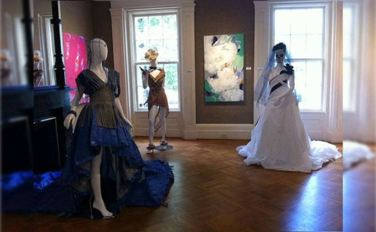 Prendas elaboradas con materiales reciclados en una exhibición en la galería del Living Arts and Science Center en Lexington, Kentucky.