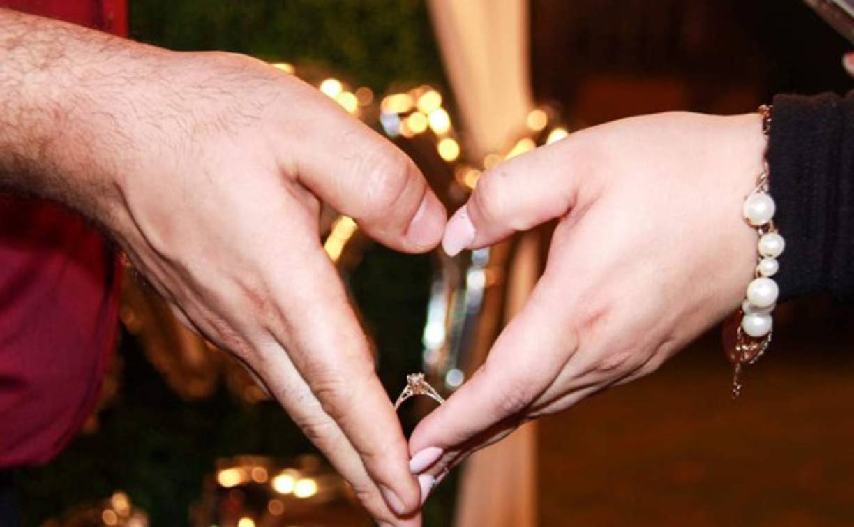 La doctora celebrando su compromiso durante la pandemia en el país.