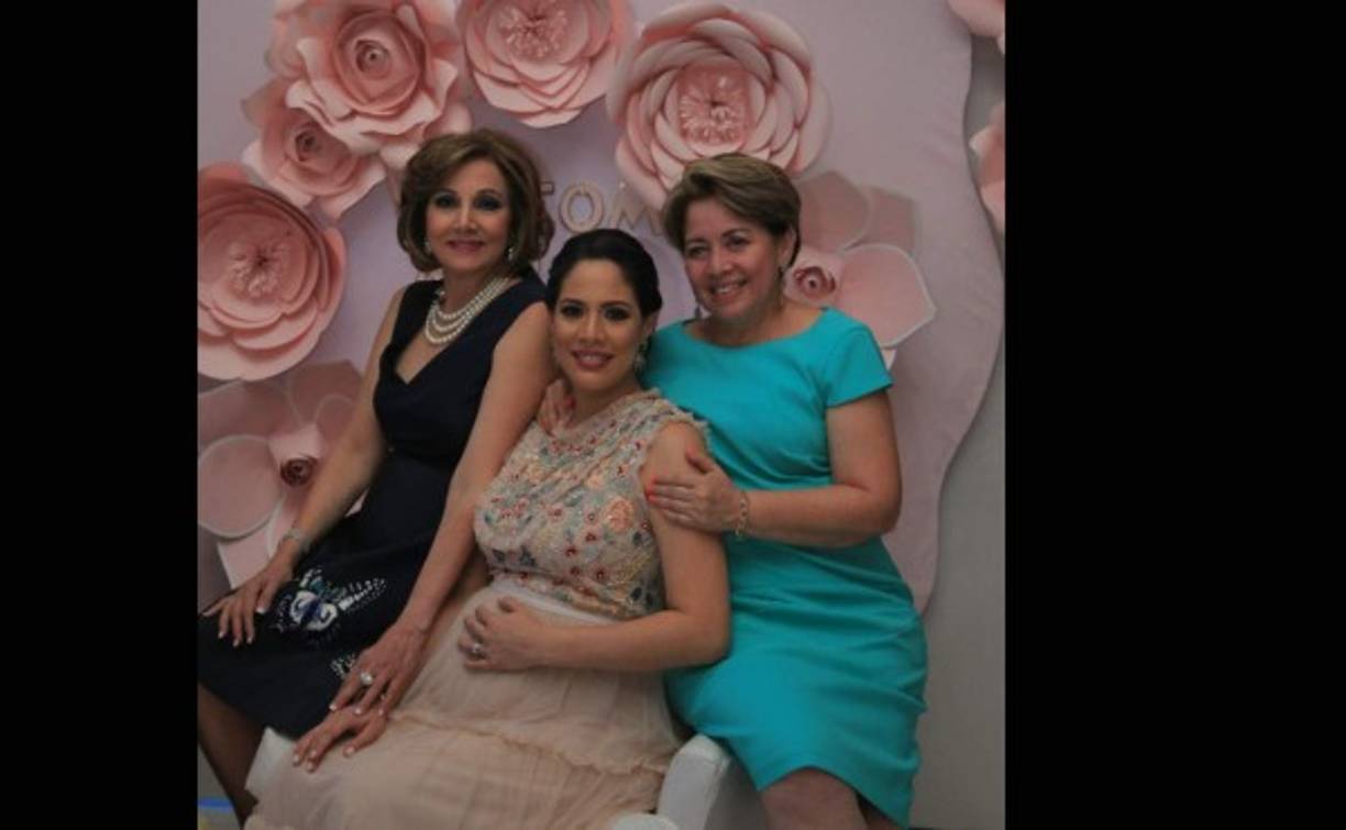 Nancy Yacamán de Handal, Janina Pineda de Handal y Edith López de Pineda.