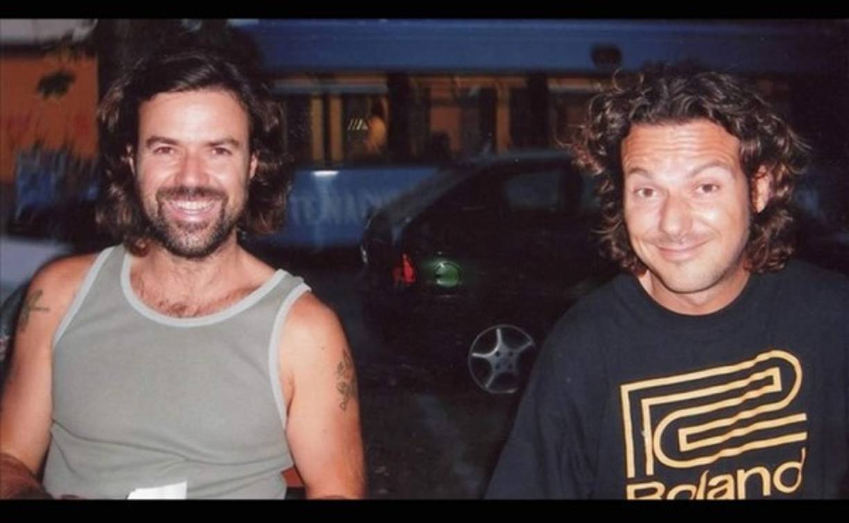 Antes de formar Jarabe de Palo, Pau Donés montó, siendo apenas un adolescente, J.& Co.Band y Dentaduras Postizas junto a su hermano Marc Donés.