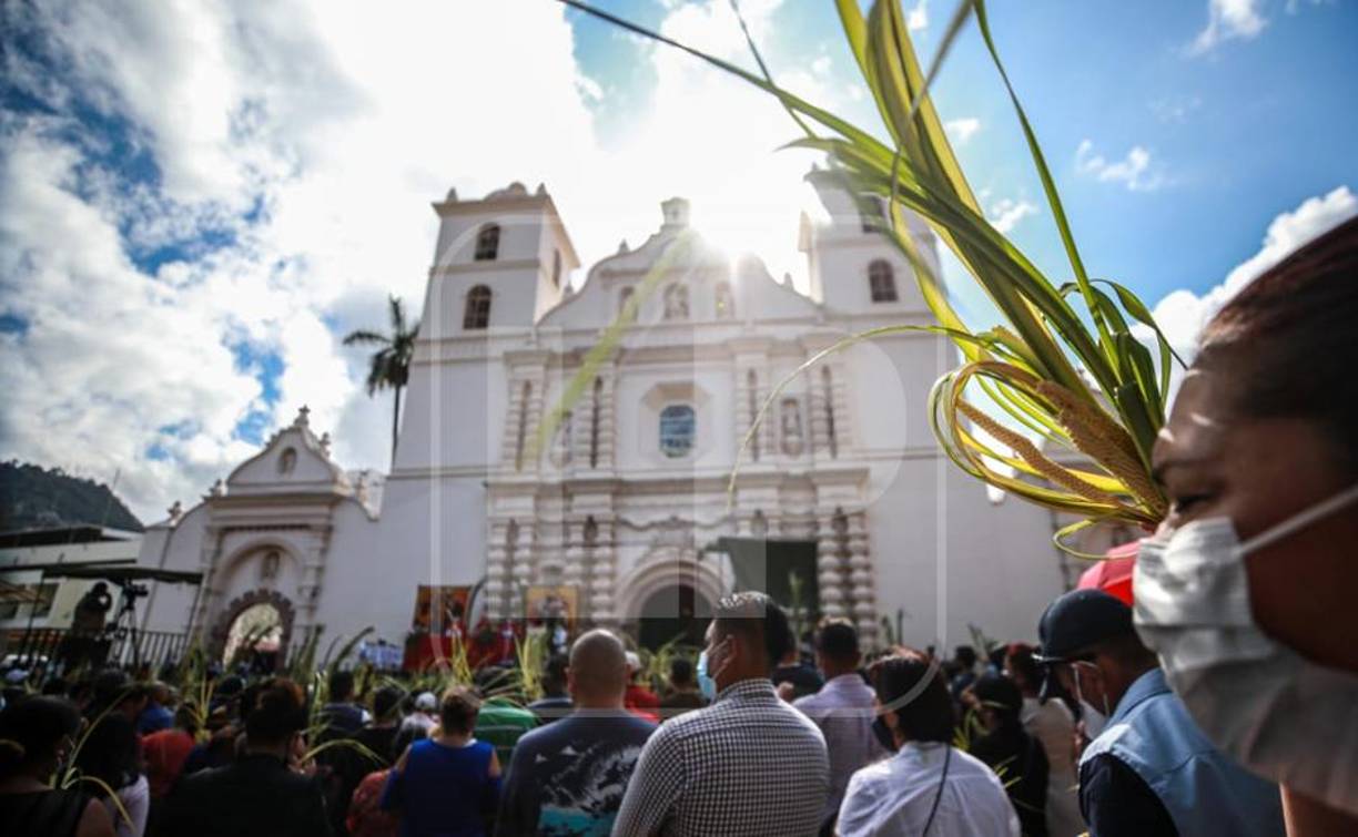 Entre los creyentes que asistieron figuraban varios de los vendedores de ramos, hombres y mujeres, algunos con sus hijos.