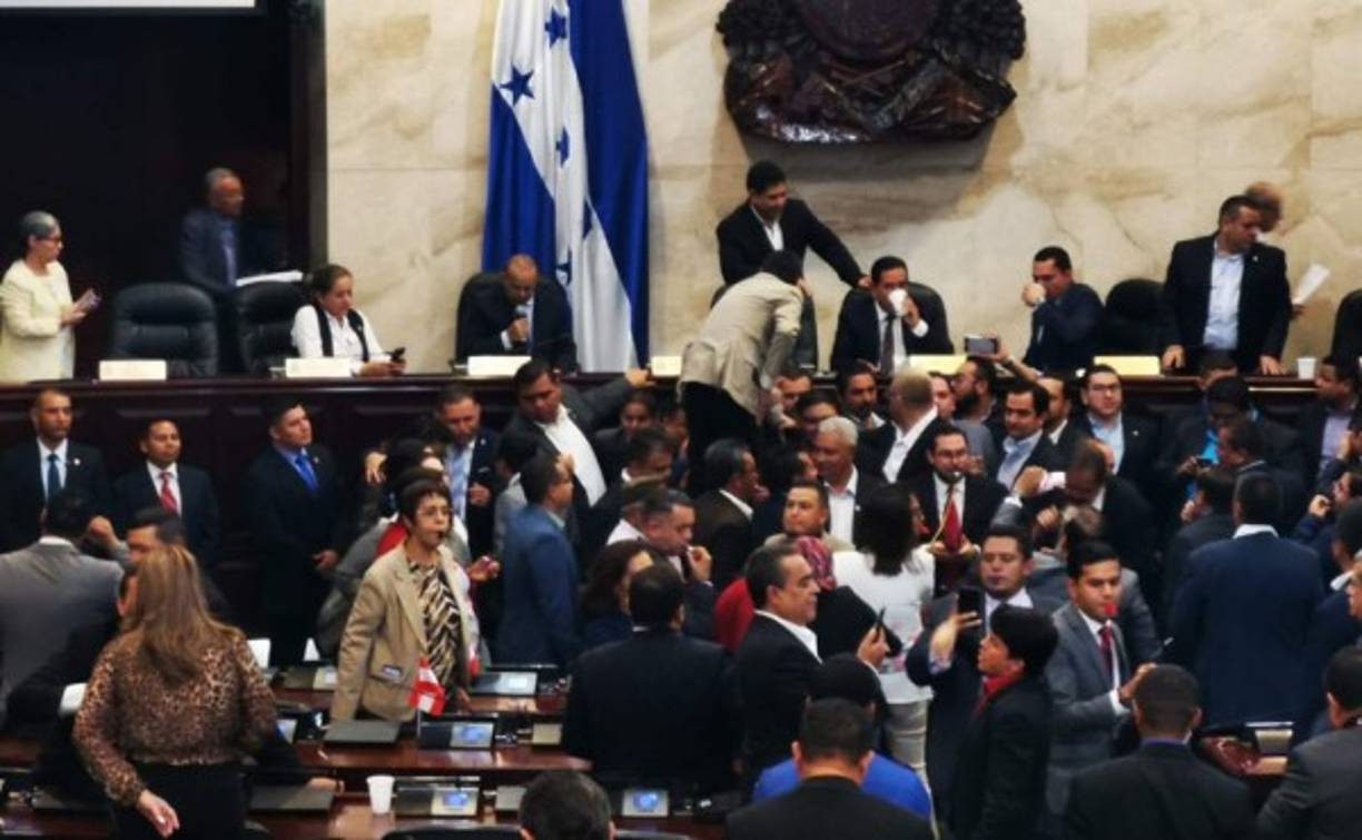 El desorden volvió a reinar en el Congreso Nacional. Mientras los diputados de Libre silbaban, la directiva del Parlamento leía las actas que contenían la aprobación de contratos.