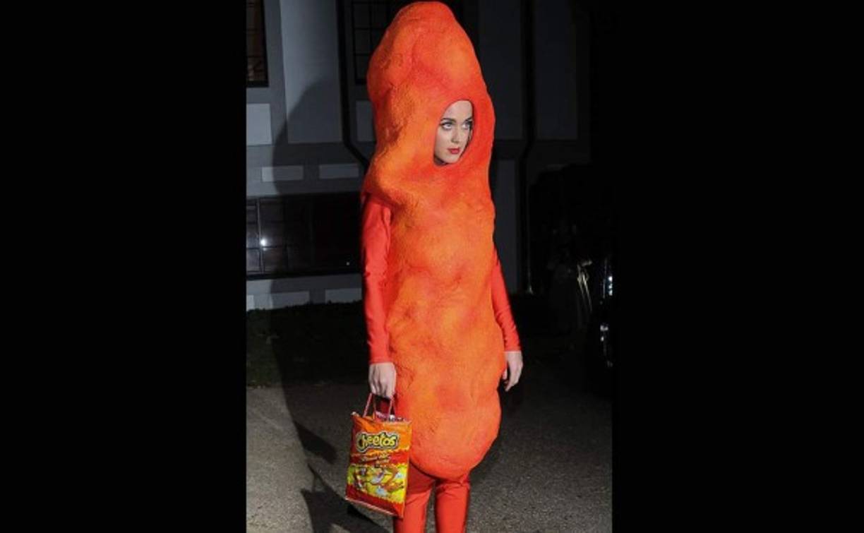 Así de apetitosa llegó Katy Perry a la fiesta que organizó la actriz Kate Hudson en Los Ángeles.