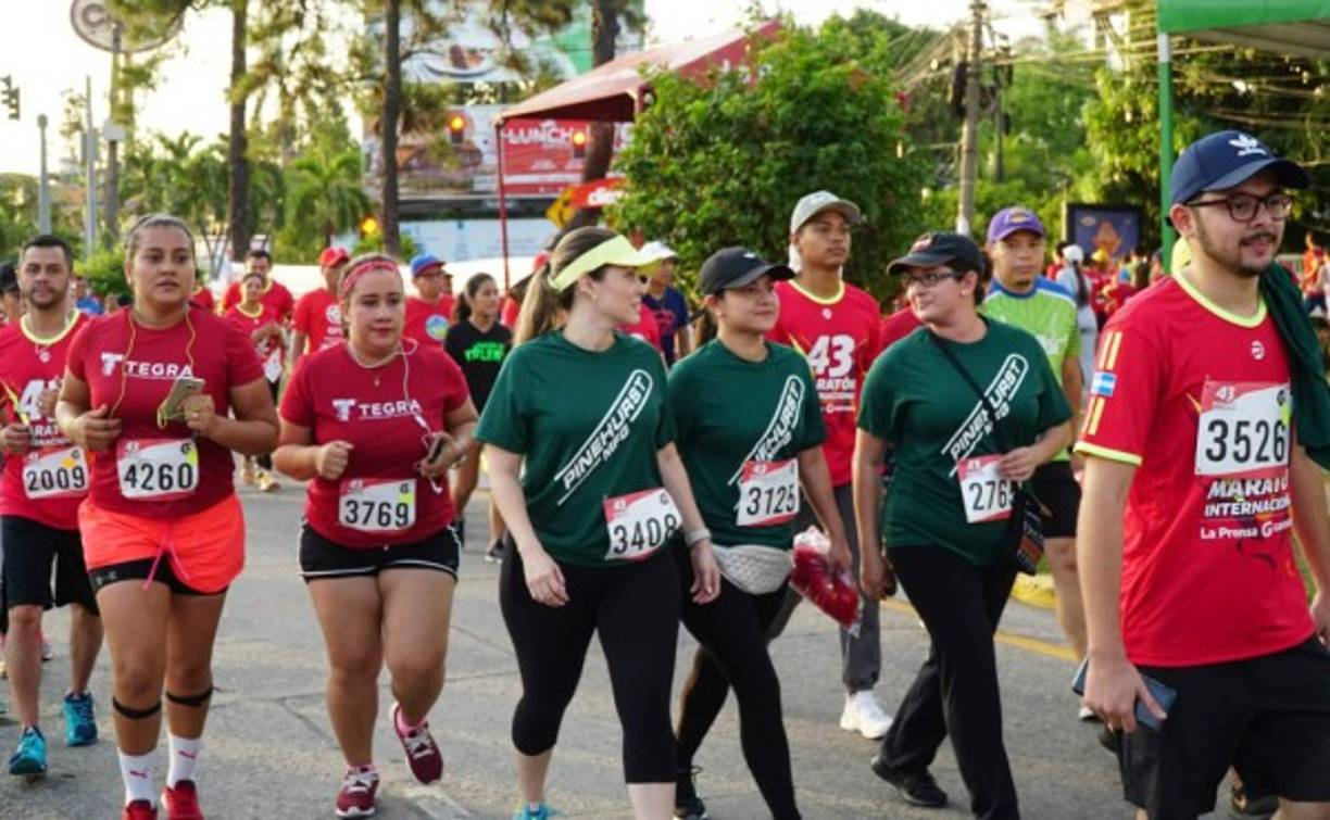 Como ya es costumbre cuando se celebra este emblemático evento, muchas calles sampedranas se vieron abarrotadas desde muy temprano.