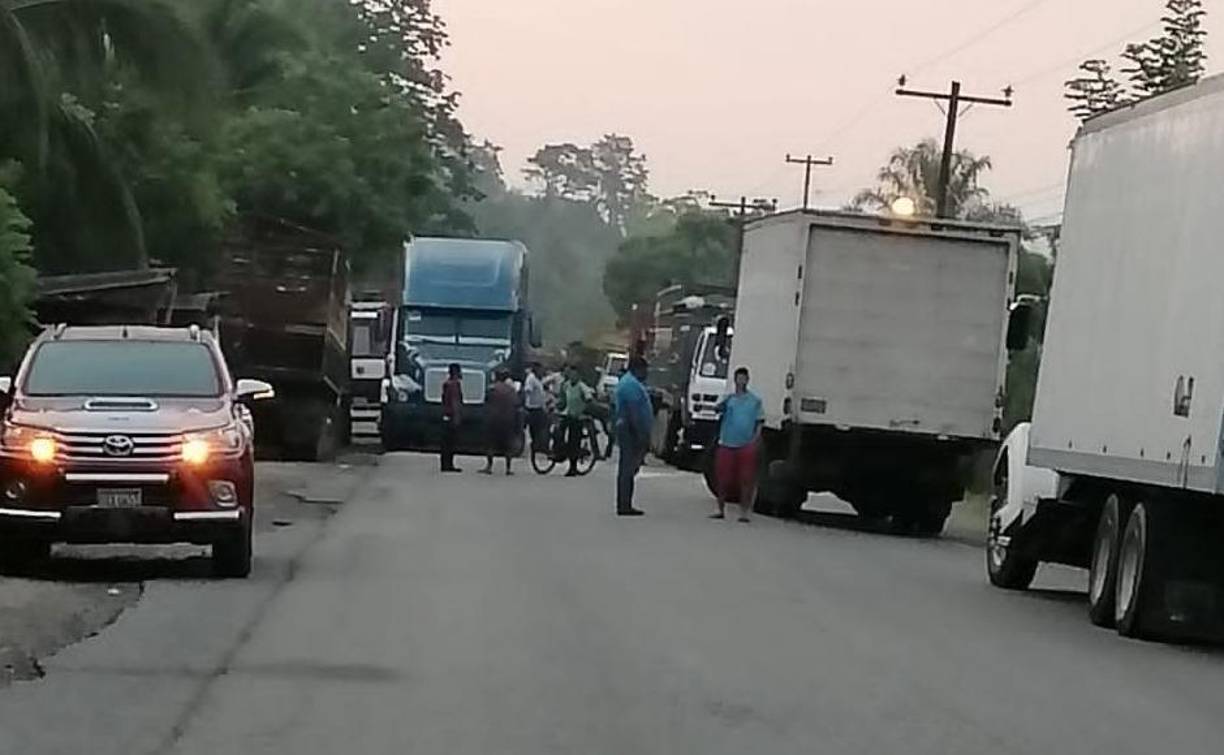 Los transportistas dijeron que la paralización es por tiempo indefinido mientras no se les solvente su problemática. 