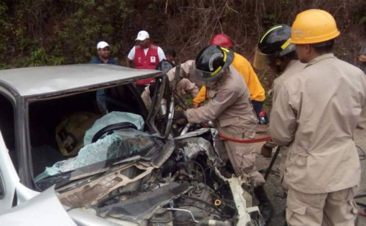 08, mayo, 2017. Una mujer identificada con el nombre de Vilma Adolis Martínez (66), murió quedando atrapada en el interior del vehículo, en una aparatoso accidente en la cuesta de la aldea Chancalla, departamento de Yoro, zona norte de Honduras.