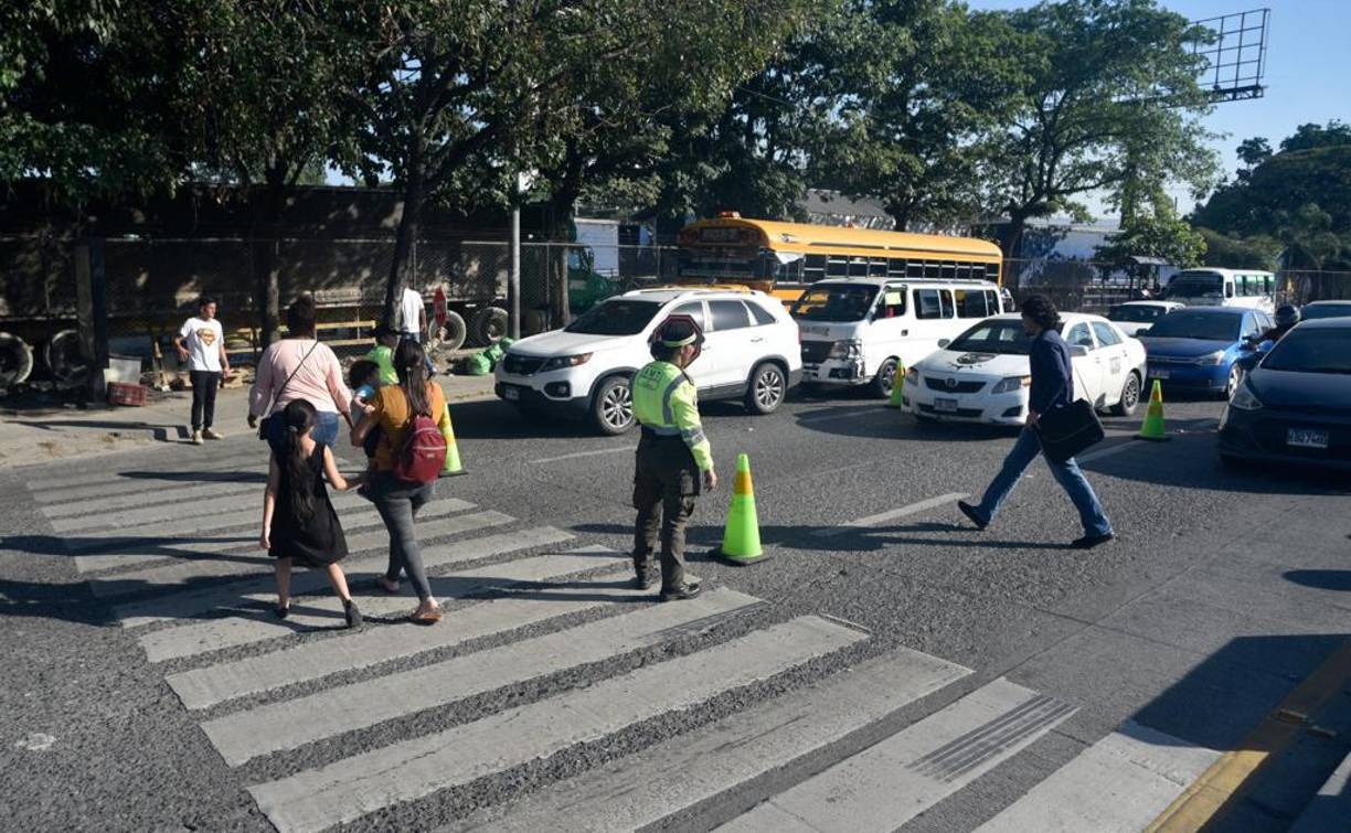 En el bulevar del norte, a la altura de la zona conocida como Viveros, es urgente un puente peatonal, por el alto tráfico vehicular y porque muchas personas cambian de carril a diario. Es una zona muy transitada. Actualmente se mantienen policías municipales de forma permanente dando vía.