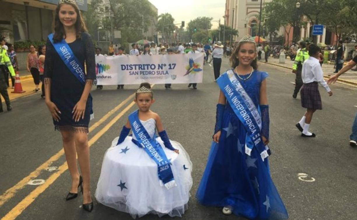 Las señoritas independencia del distrito 17 de la Departamental de Cortés fueron de las primeras en desfilar por la primera calle de San Pedro Sula.