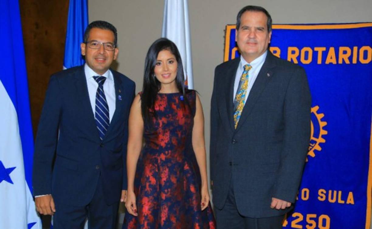 César y Karen García con el gobernador Julio Grazioso.