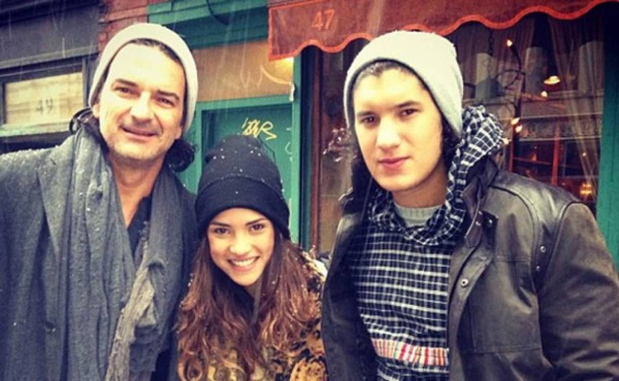 En sus redes sociales comparte imágenes de su tiempo en familia, y muchas de ellas en campañía de su padre y su hermano.