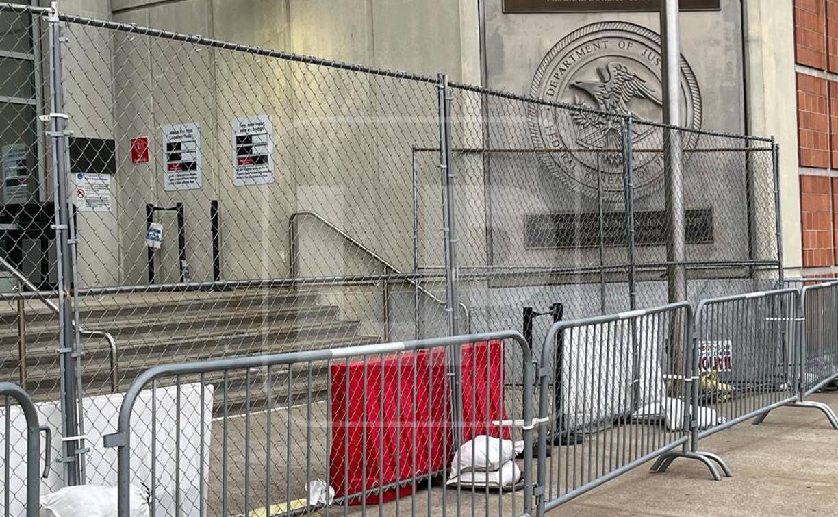 La mayoría de los prisioneros detenidos en MDC Brooklyn están a la espera de juicio en el Tribunal de Distrito de los Estados Unidos para el Distrito Este de Nueva York . 